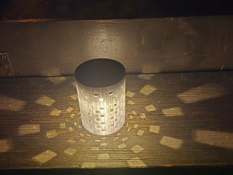 Einfache Solar LED Tischlampe quadrat Lichtpunkte