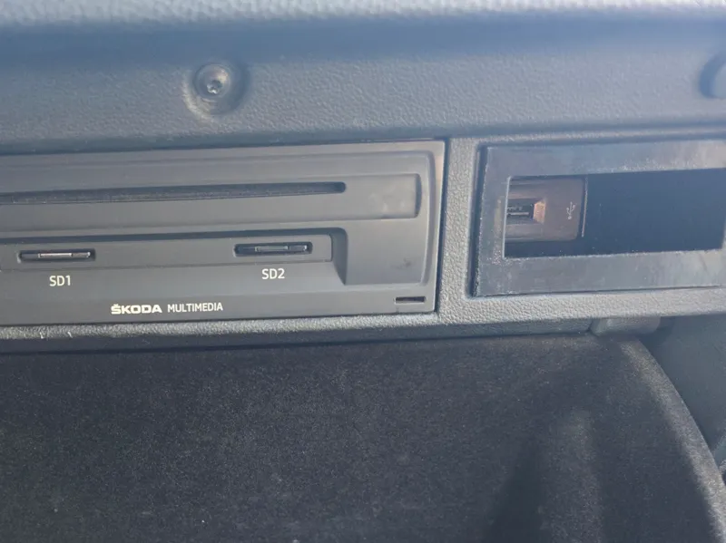 golf_7_usb_right_side