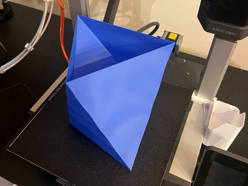 vaso design triangolare 