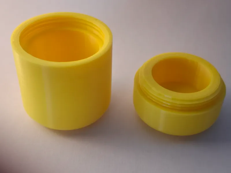 Threaded lid container