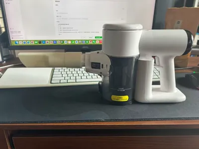 Unidentified vacuum cleaner accessories