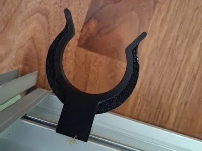 Sliding plinth clip for PVC and aluminum kickboard