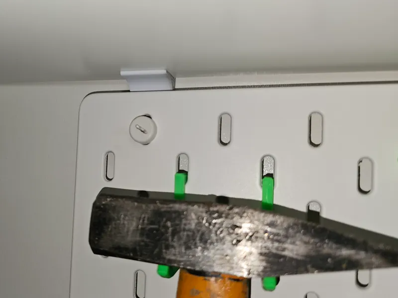 IKEA Skadis - Halter an IKEA Pax Boden