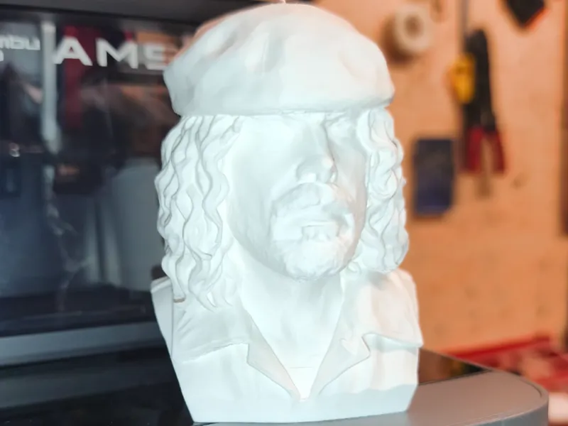 busto Tomas Milian