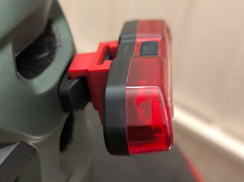 Adaptador luz trasera para casco de bici