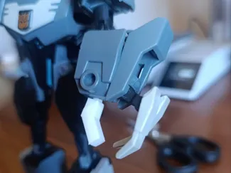TRASNFORMERS ANIMATED SHOCKWAVE HANDS (NO DETAILS)