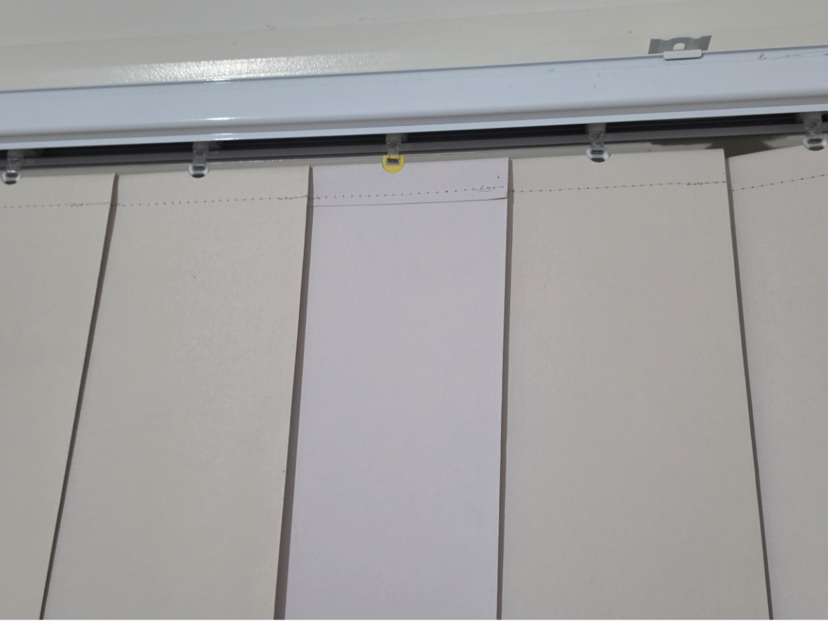 Vertical hanging blind top hanger 