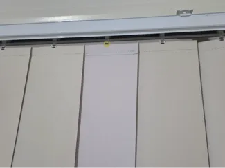 Vertical hanging blind top hanger 