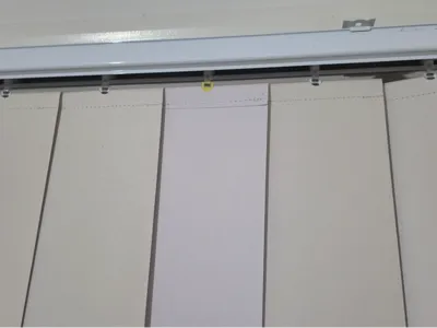 Vertical hanging blind top hanger 