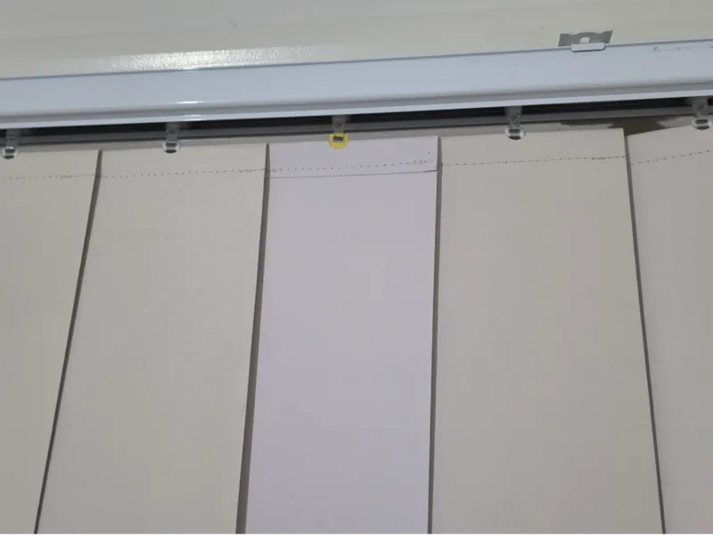 Vertical hanging blind top hanger 