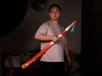 Wuthering Waves Feixue Exclusive Weapon Blazing Frost with glowing LED strip
