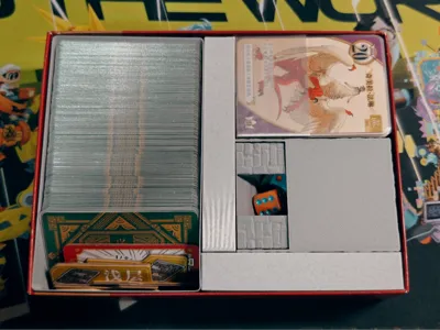 Delicious in Dungeon (Dungeon Meshi Board Game) Storage (Chinese Version), includes Portable Dice Tower and Three Main Tokens