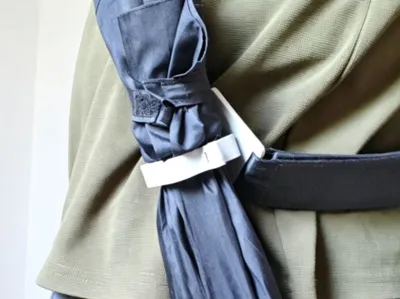 Long-handled umbrella mounting clip for shoulder bags