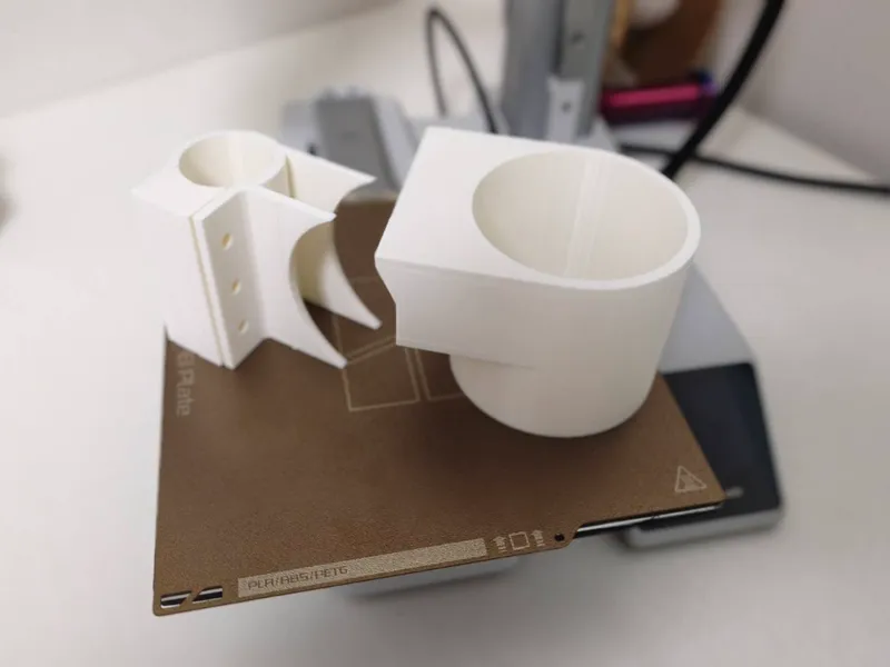 ハイエースの荷物仕切りバー(32mm)用ドリンクホルダー