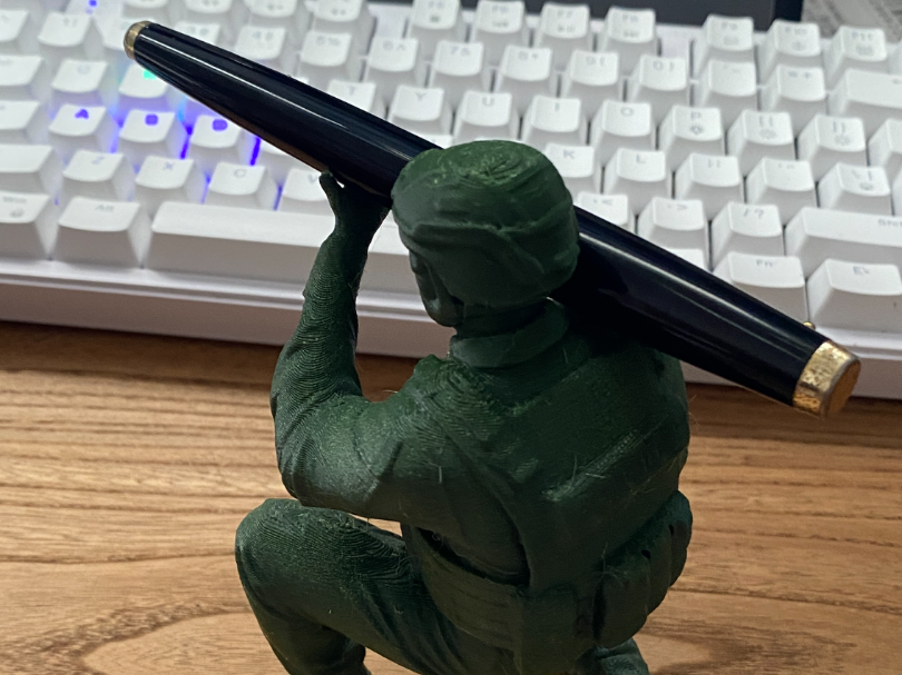 士兵肩抗火箭筒笔架