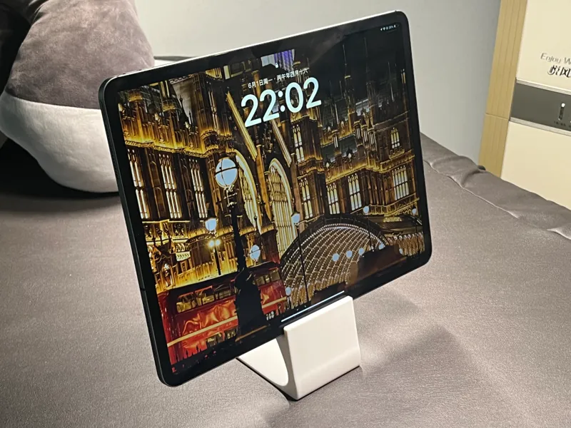 简约的桌面式ipad增高支架