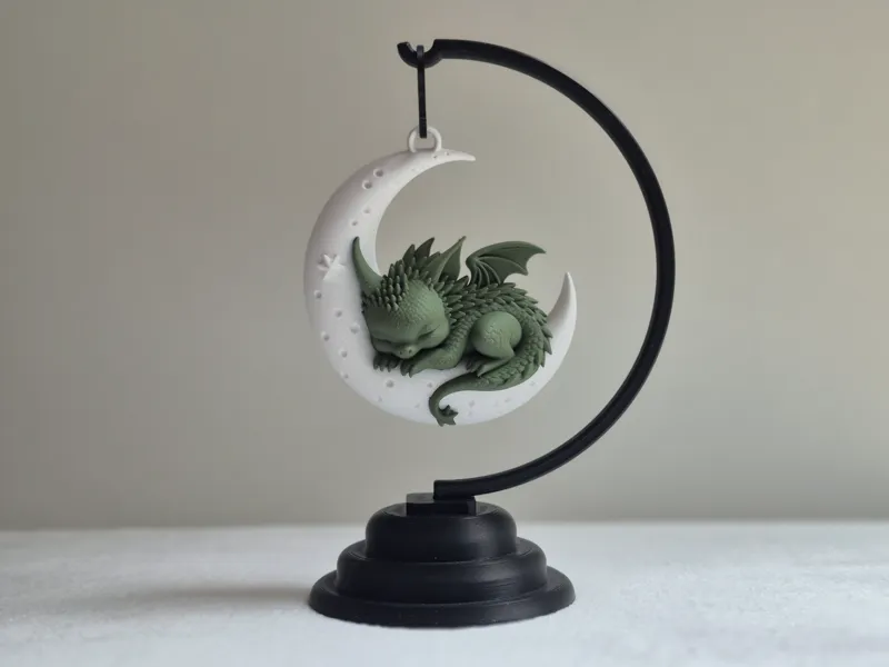 Niedlicher Babydrache auf Mond