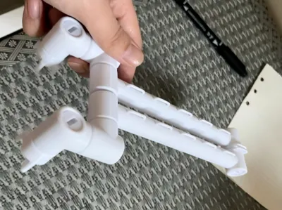 Space station robotic arm, self-locking at any angle
