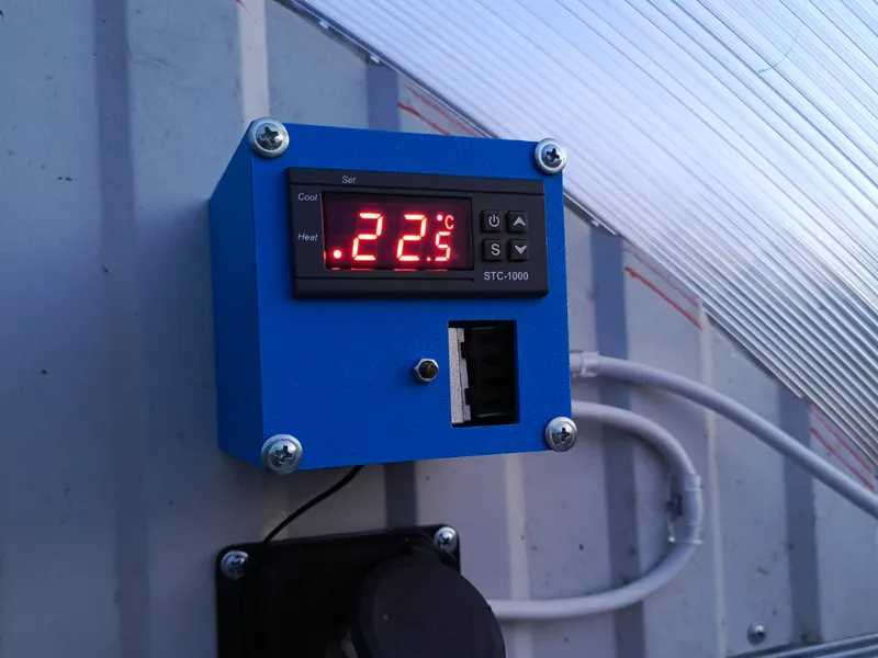 The box for the thermostat stc-1000