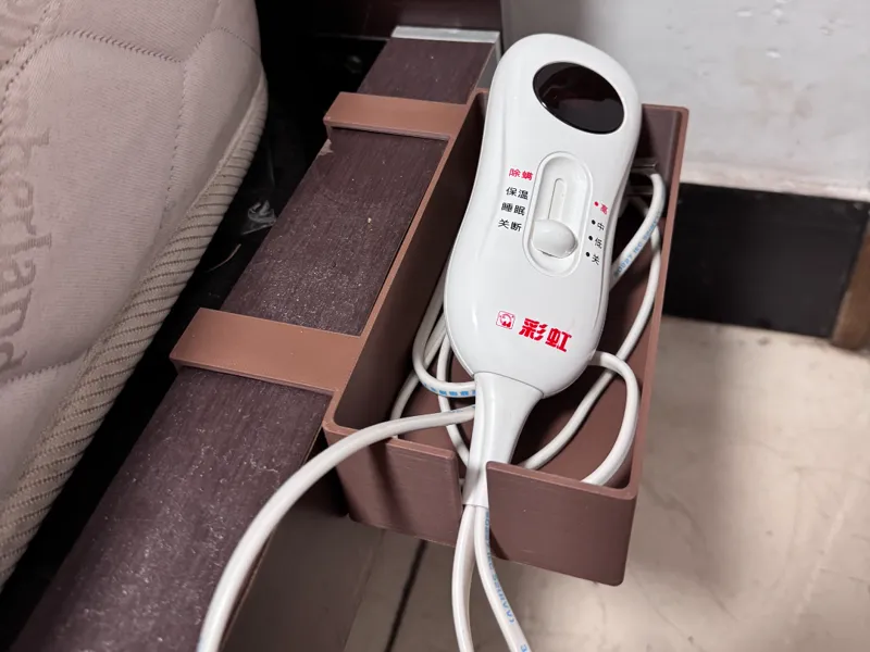 可定制的床边置物架/收纳盒，带理线槽（方便放置电热毯遥控器）