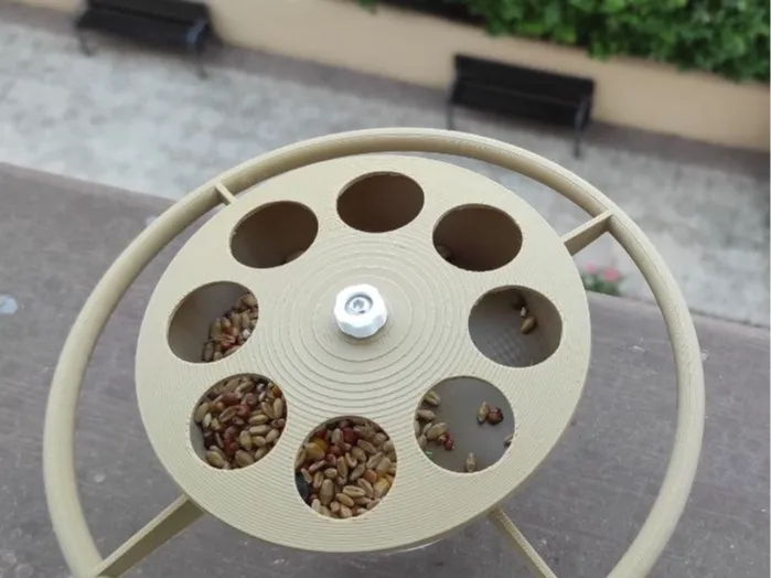 Comedero de pájaros con base plana.