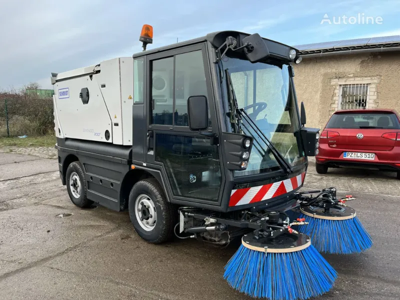 Swingo 200+ road sweeper