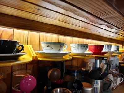 Coffee mug storage rack wall mount