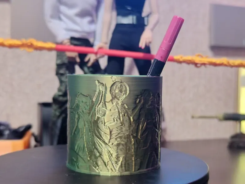 鸣潮主题笔筒