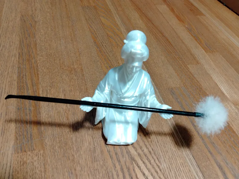 武士の女房耳かきを持つ