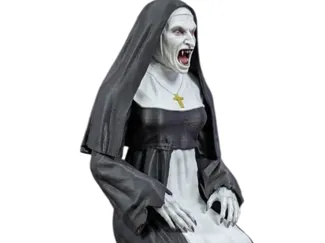 La monja sentada