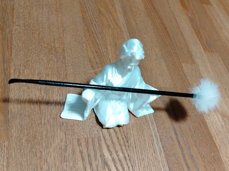 武士の娘　耳かきをもつ