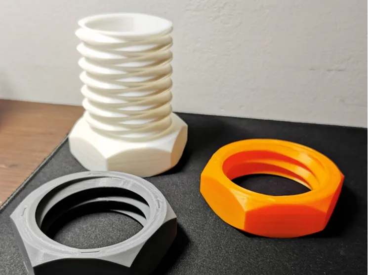 Two-way screw style pen-holder for desk