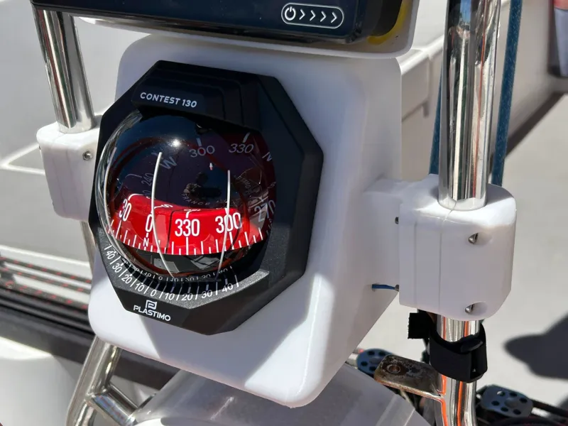 Vertical compass support
