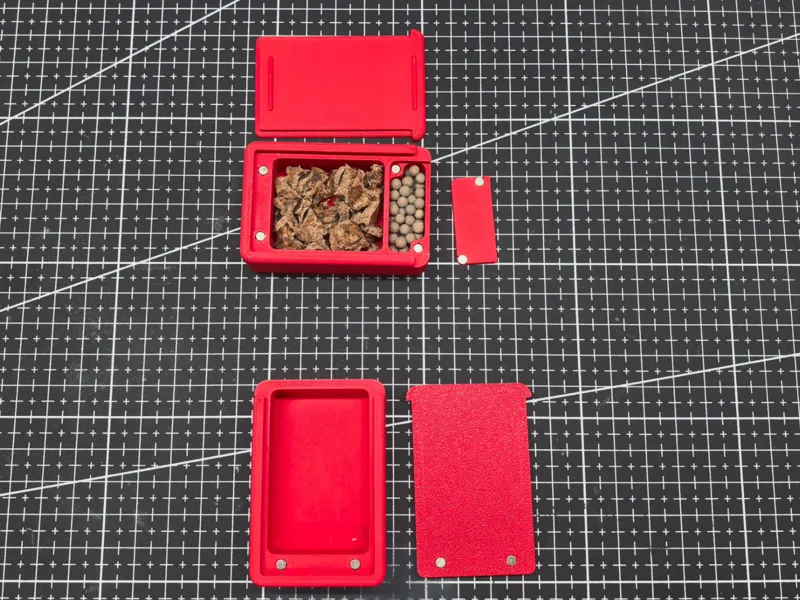 手心大小的磁吸滑槽宠物奖励零食盒