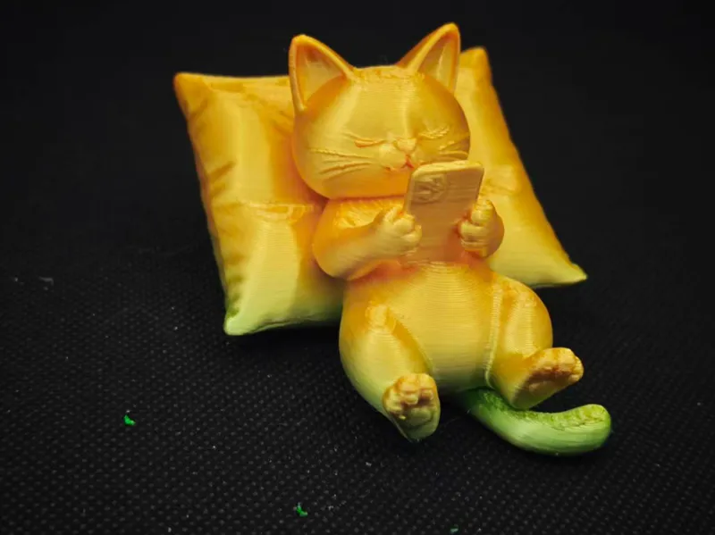 看手机的猫