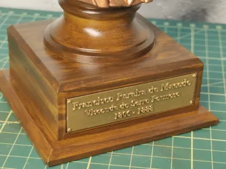 Busto - Base com espaço para placa