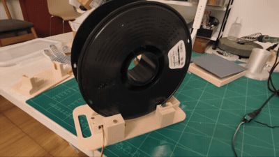 Self-rolling spool holder, suitable for use in a dryer to evenly heat rolling spools