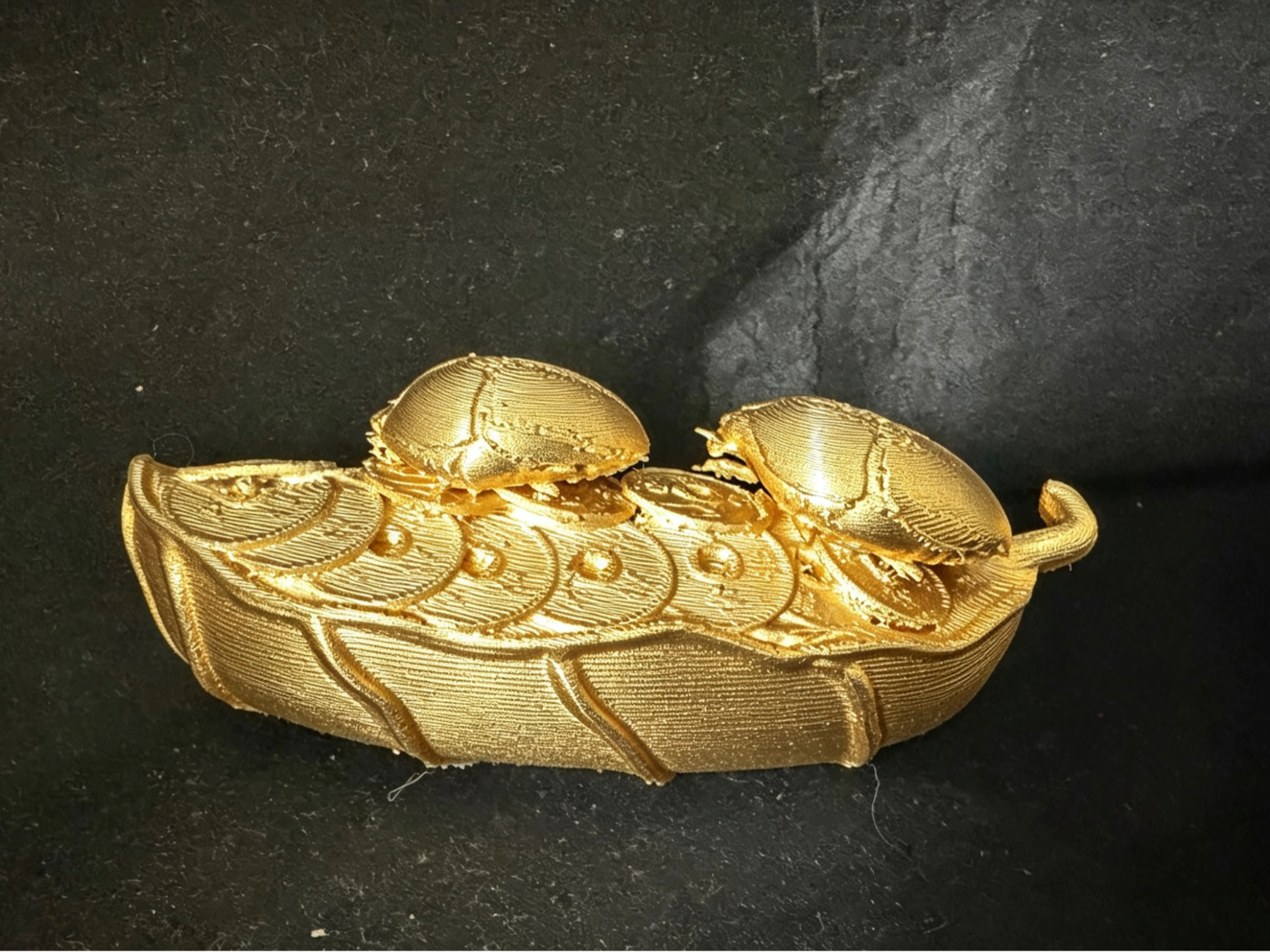 金叶载钱，双甲守财，手握富甲，富贵自来。