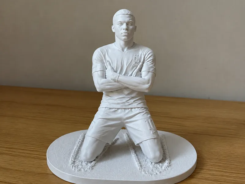 基利安·姆巴佩 (Kylian Mbappé) —— “双臂抱胸滑跪”