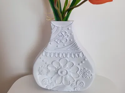 Flat vase with decorations