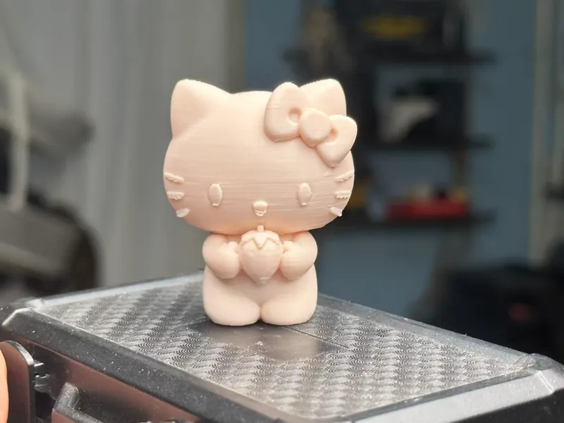 一个抱着草莓的hello kitty   摆件 桌面手办 