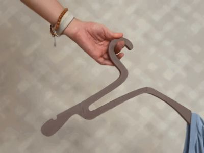 A special hanger, the savior of round-neck T-shirts, prevents stretching the collar.