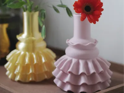 Little vase in a cake skirt