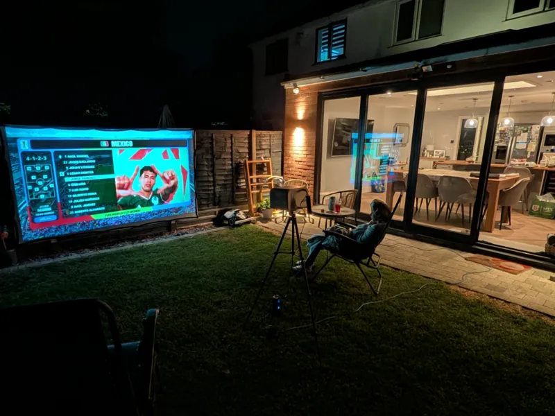 Projector Screen Fence/Wall Mount