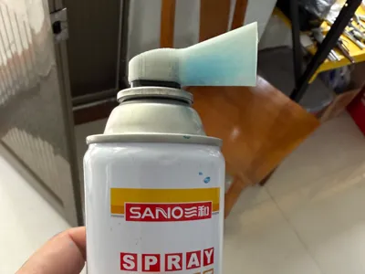 Splash-proof spray paint nozzle for small spaces