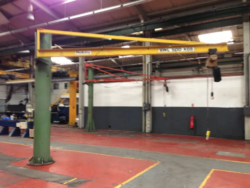 Swing arm gantry crane
