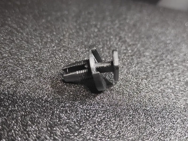 Fixation par-chocs / Rivet de carrosserie