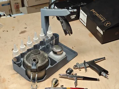 All-in-one airbrush workstation storage solution with a highly adaptable airbrush holder and efficient airbrush tool tray No hardware/glue needed Detachable design