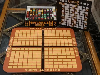 Qwirkle Cubes წიგნის თაროს გამოცემა thumbnail 3