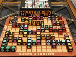 Qwirkle Cubes წიგნის თაროს გამოცემა thumbnail 5